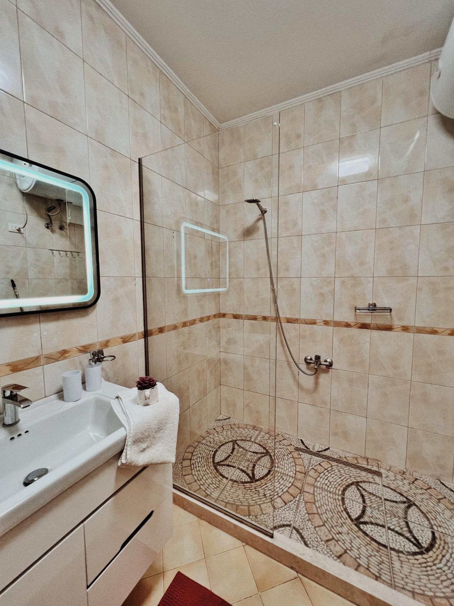 Cozy Rooftop Apartment - Your Home, Away From Home! ติรานา ภายนอก รูปภาพ